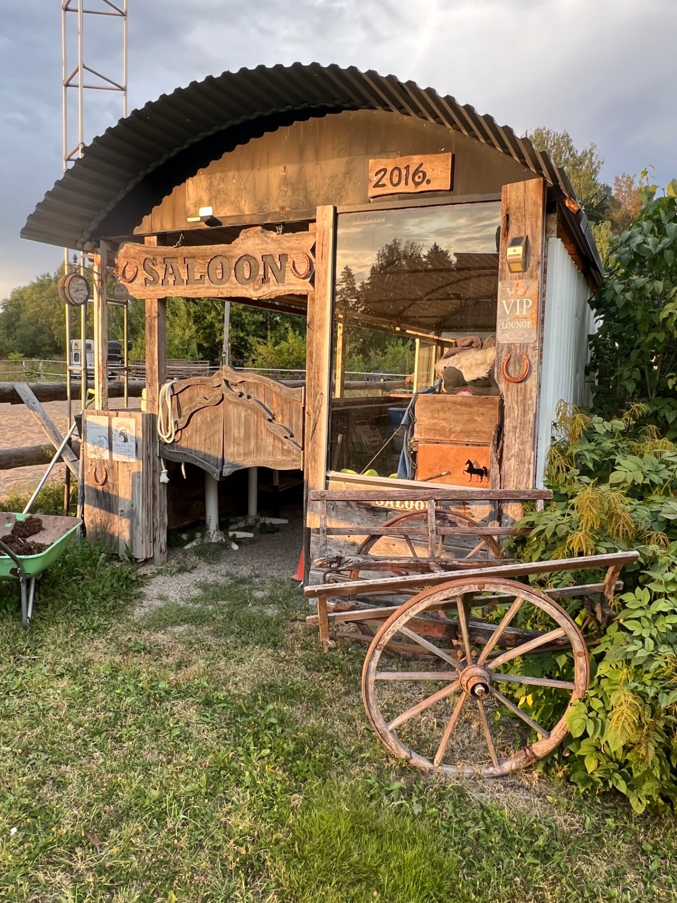 Gårdens rustika saloon