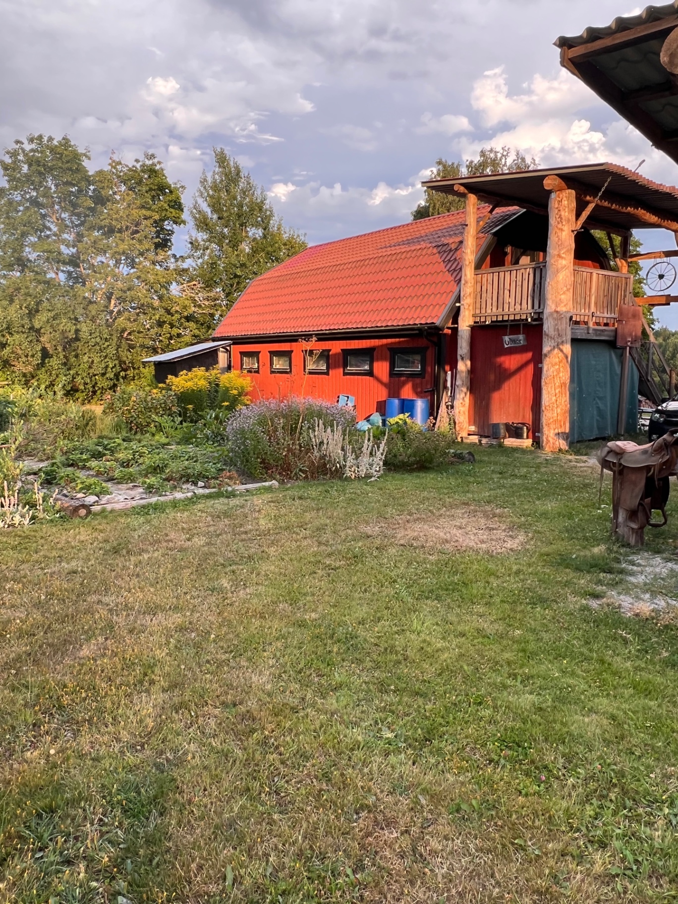 Stallet och trädgården på Riala Hästgård