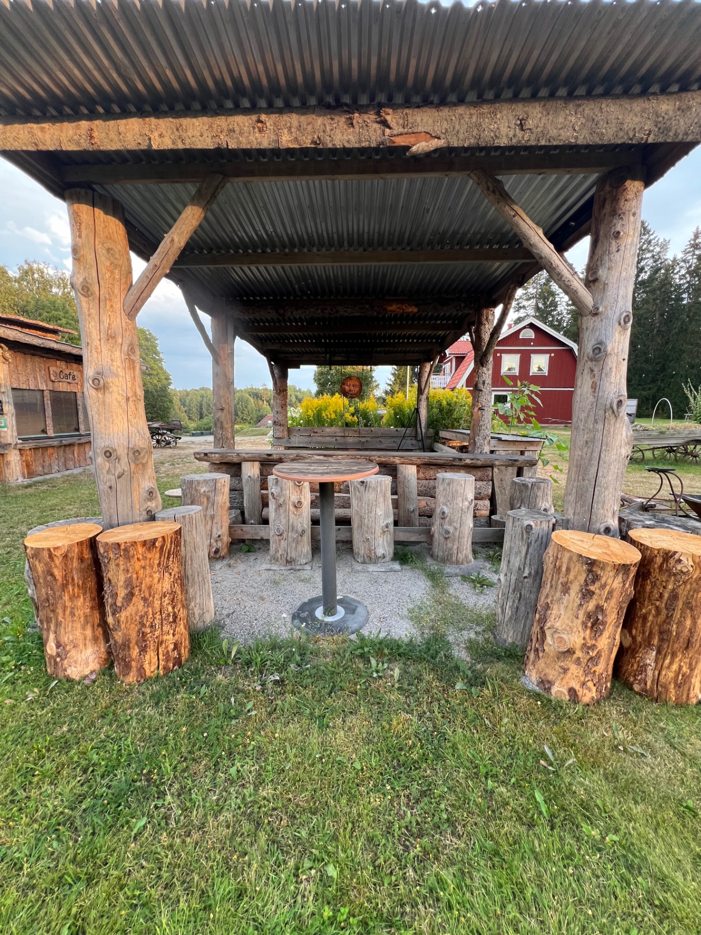 Sittplatser under tak på gården